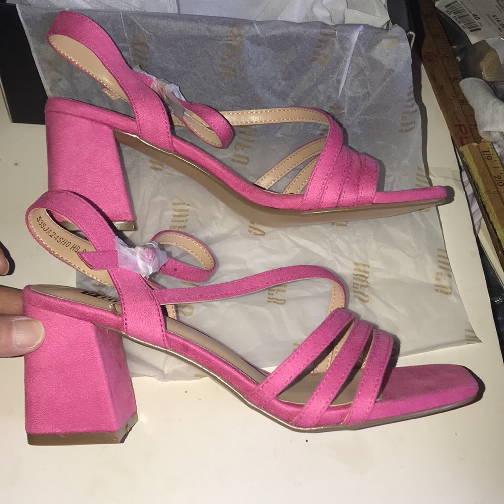 NIB Women’s Pink Strappy Sandals - Picture 2 of 8